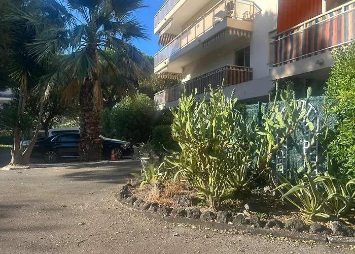 Cozy - 12 Min Walk To The - Free Parking شقة كان