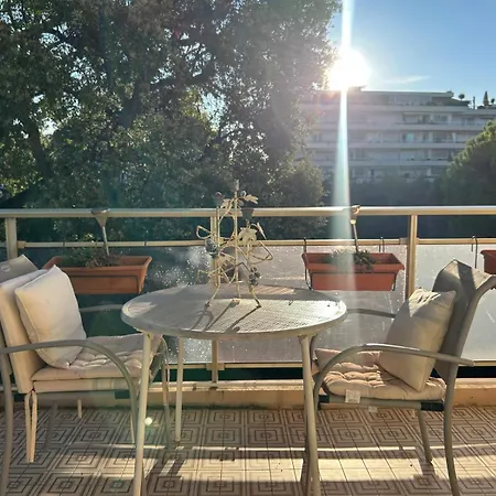 Cozy - 12 Min Walk To The - Free Parking Apartment